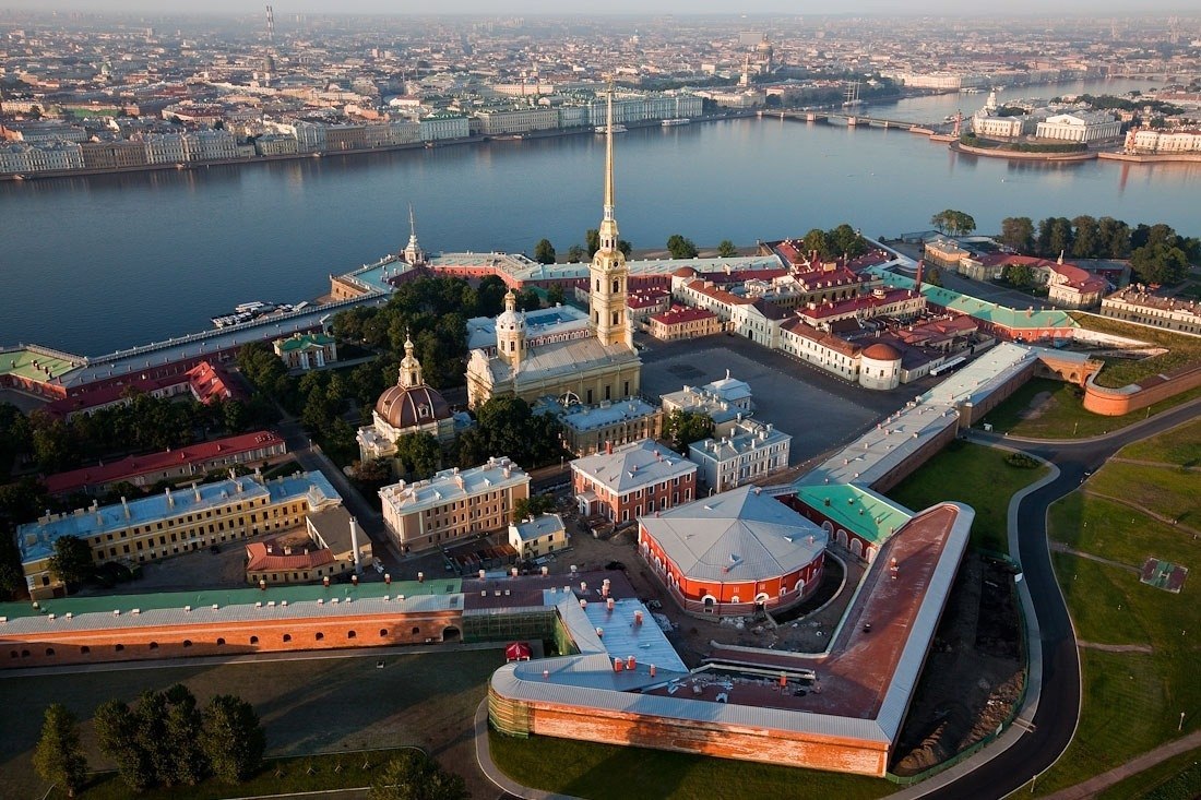 Петербург называют городом-памятником, городом-музеем. Здесь расположено  более 200 музеев, хранящих историю жизни и быта разных народов, посвященных  достижениям наук и искусств, выдающимся людям нашей страны.